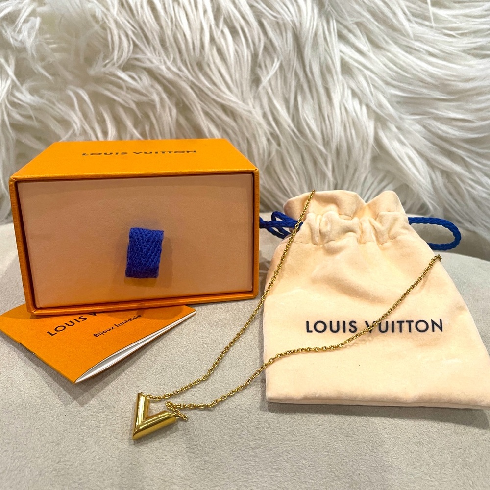 Essential V necklace Louis vuitton
